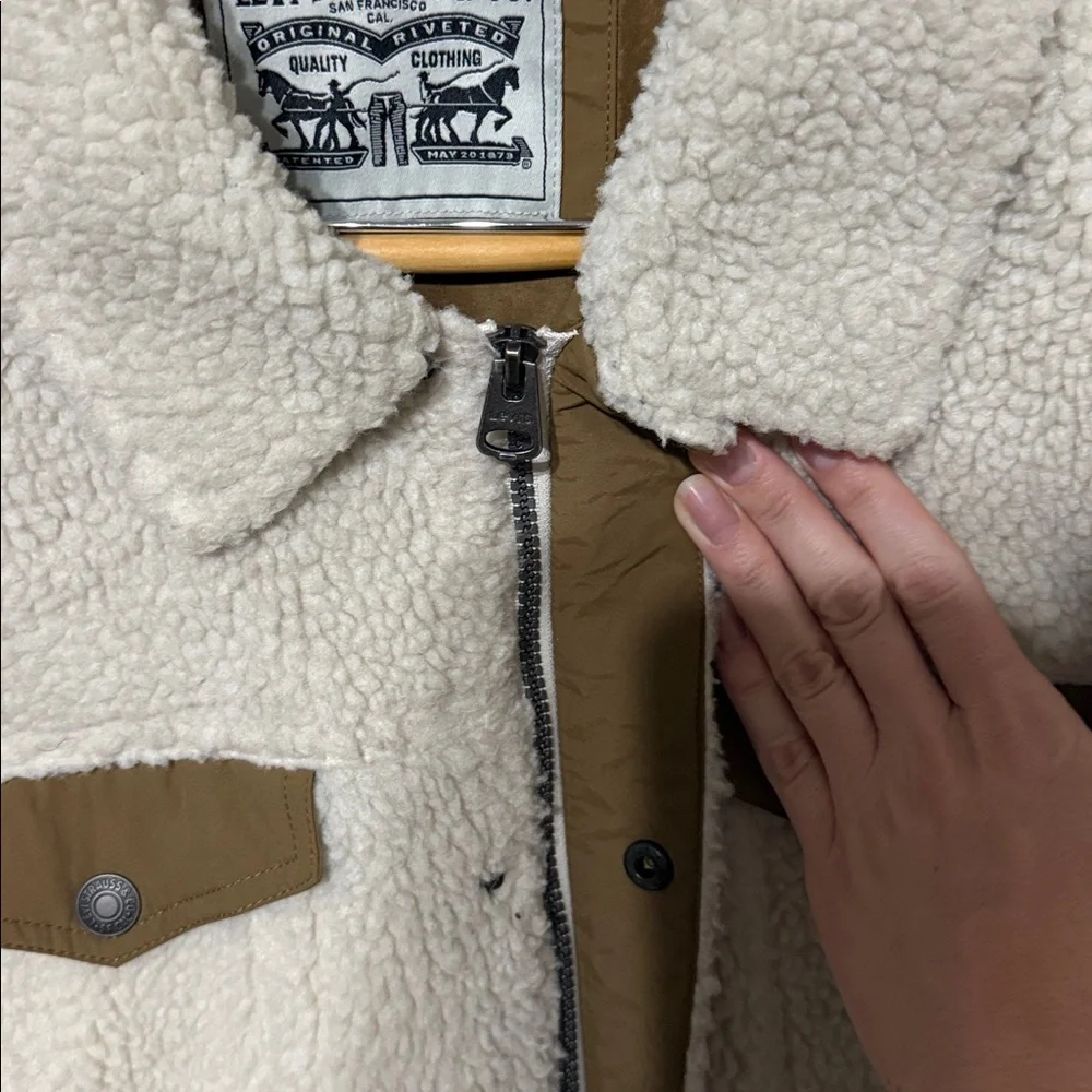 Levi's Men's Sherpa Trucker Jacket - Picture 8 of 13